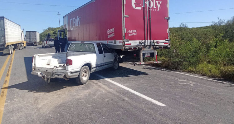 Camioneta choca contra tráiler en Cruillas, Tamaulipas