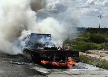 incendio camioneta plataforma Nuevo Laredo