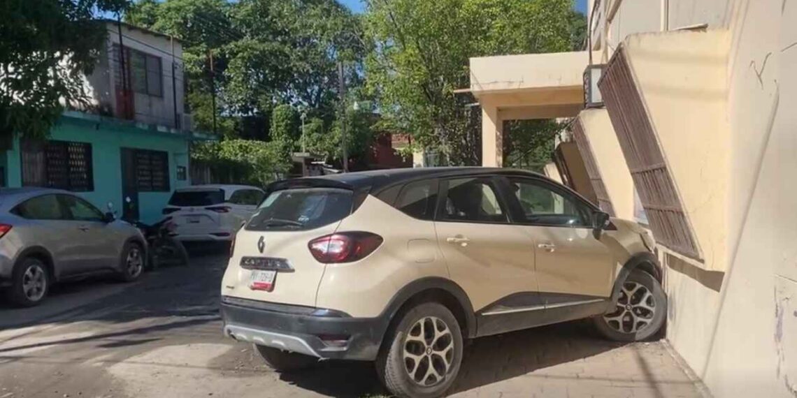 camioneta impactada pared Escuela El Mante