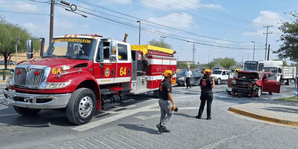 Camioneta se incendia en Escobedo