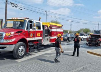 Camioneta se incendia en Escobedo