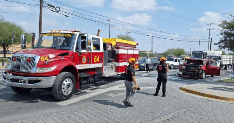 Camioneta se incendia en Escobedo