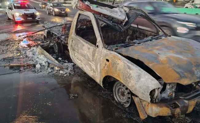 Camioneta se incendia en autopista al Aeropuerto de Guadalupe, NL; 2 personas resultan ilesas