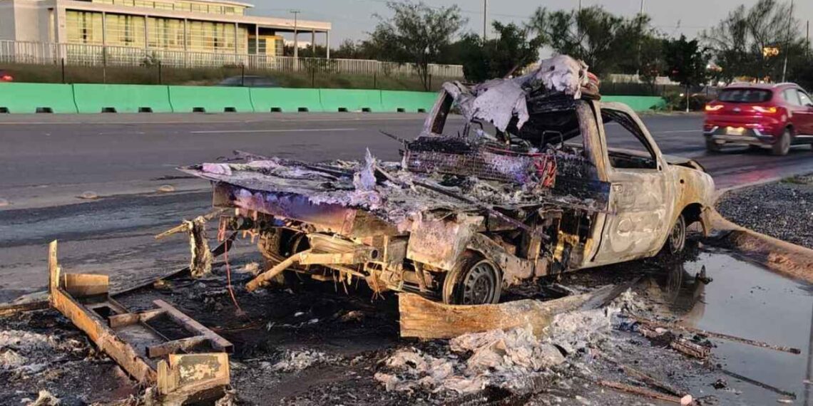 Camioneta se incendia en autopista al Aeropuerto de Guadalupe, NL; 2 personas resultan ilesas