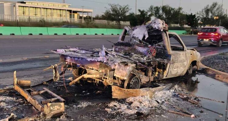 Camioneta se incendia en autopista al Aeropuerto de Guadalupe, NL; 2 personas resultan ilesas