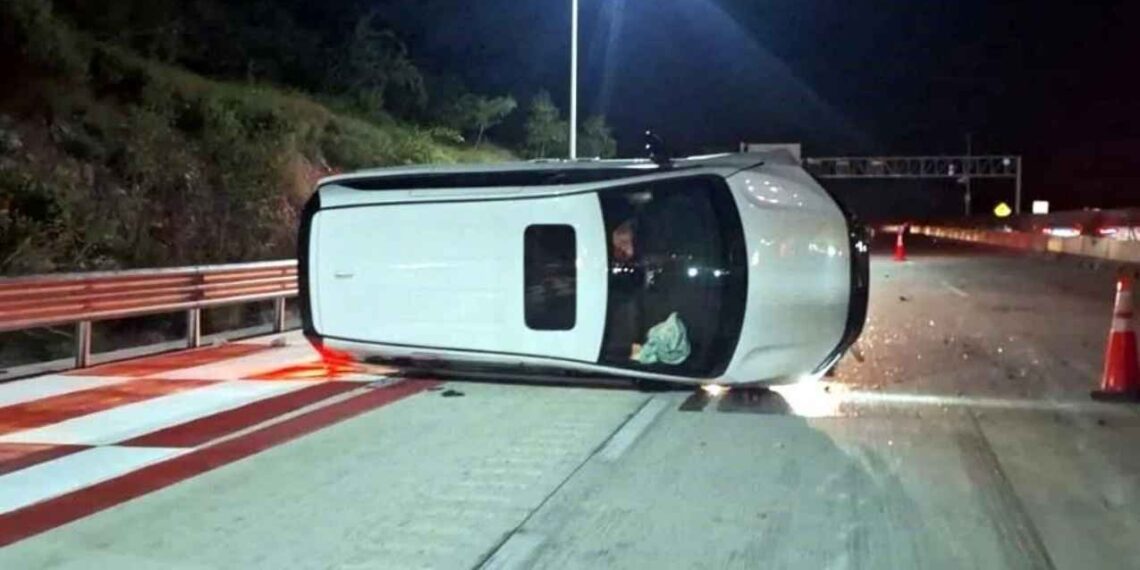 camioneta volcada carambola Santa Catarina