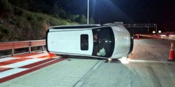 camioneta volcada carambola Santa Catarina