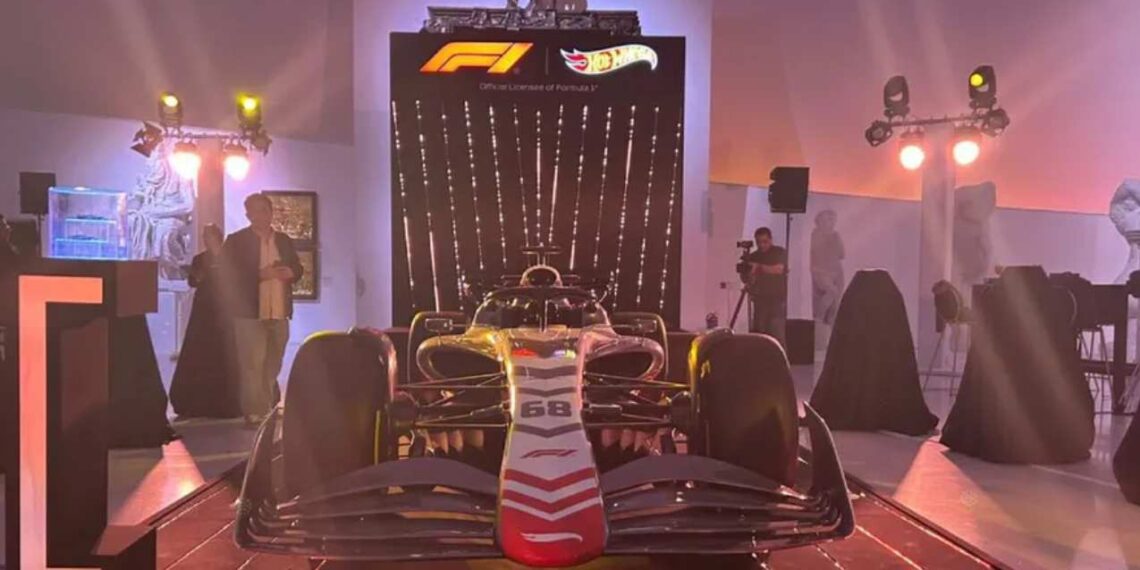 Checo Pérez y Memo Rojas celebran alianza entre Hot Wheels y la F1