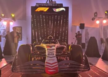Checo Pérez y Memo Rojas celebran alianza entre Hot Wheels y la F1