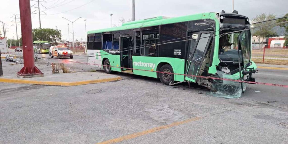 Chofer de camión urbano choca contra poste en Escobedo, Nuevo León tras presuntamente dormitar