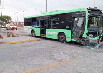 Chofer de camión urbano choca contra poste en Escobedo, Nuevo León tras presuntamente dormitar