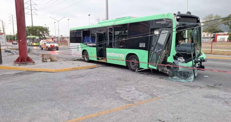 Chofer de camión urbano choca contra poste en Escobedo, Nuevo León tras presuntamente dormitar