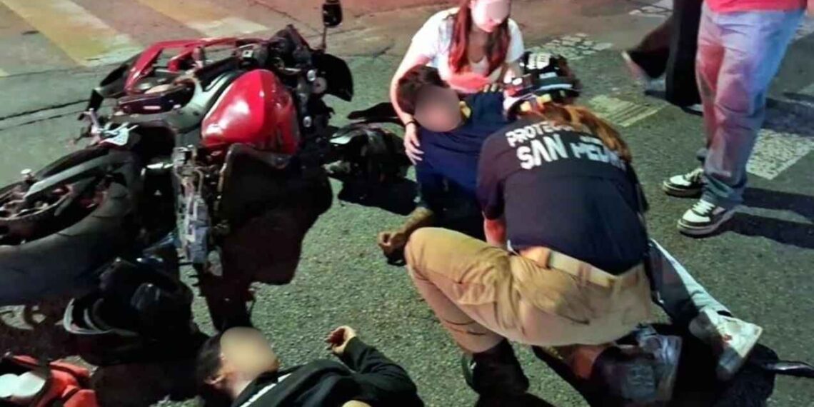 Choque entre motocicleta y camioneta deja dos jóvenes lesionados en San Pedro, Nuevo León