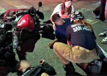 Choque entre motocicleta y camioneta deja dos jóvenes lesionados en San Pedro, Nuevo León