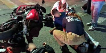 Choque entre motocicleta y camioneta deja dos jóvenes lesionados en San Pedro, Nuevo León