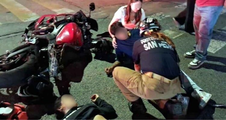Choque entre motocicleta y camioneta deja dos jóvenes lesionados en San Pedro, Nuevo León