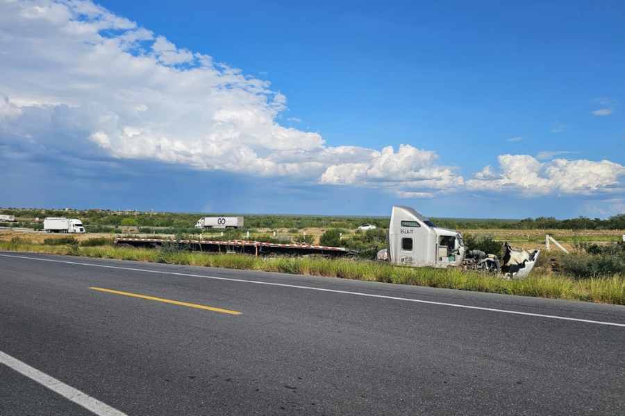 Choque entre tráiler y camioneta (1)
