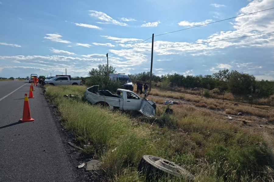 Choque entre tráiler y camioneta (2)