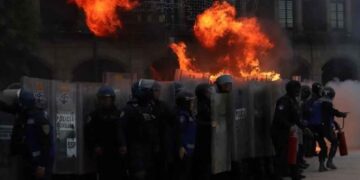 Clara Brugada confirma que 94 policías fueron trasladados al hospital tras las protestas del 2 de octubre