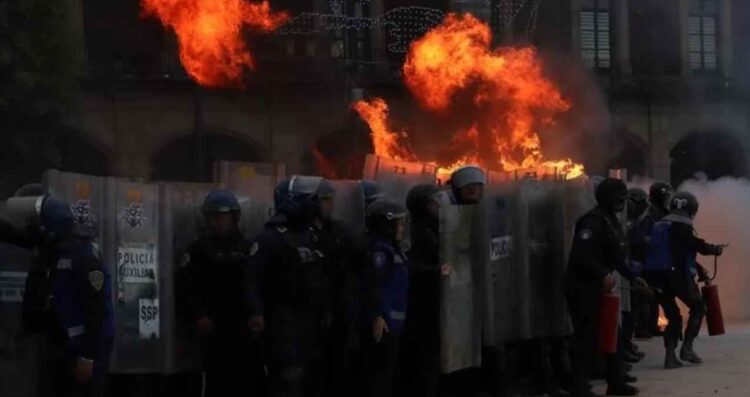 Clara Brugada confirma que 94 policías fueron trasladados al hospital tras las protestas del 2 de octubre