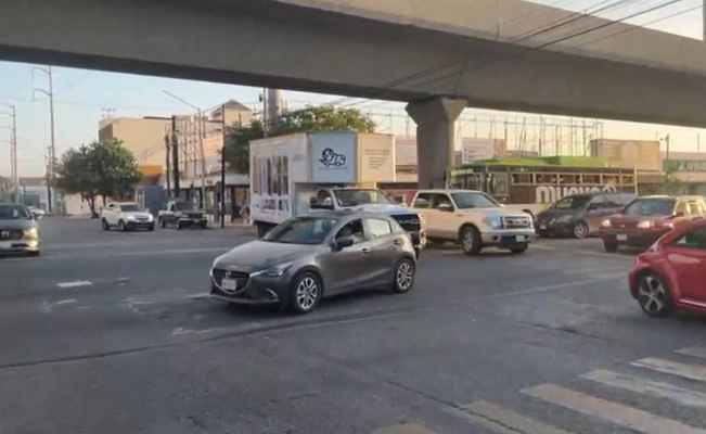 Colisión entre camioneta y automóvil causa caos vial en la avenida Colón de Monterrey