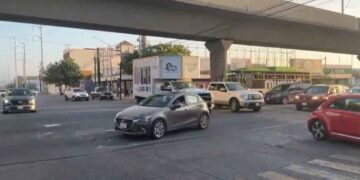 Colisión entre camioneta y automóvil causa caos vial en la avenida Colón de Monterrey
