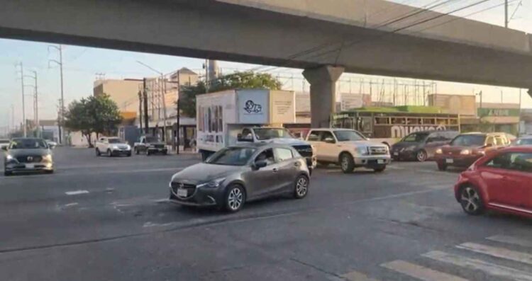 Colisión entre camioneta y automóvil causa caos vial en la avenida Colón de Monterrey
