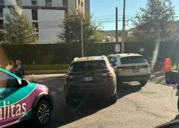 Colisión entre camionetas causa congestionamiento en la Avenida Morones Prieto de Santa Catarina, NL