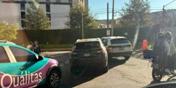 Colisión entre camionetas causa congestionamiento en la Avenida Morones Prieto de Santa Catarina, NL