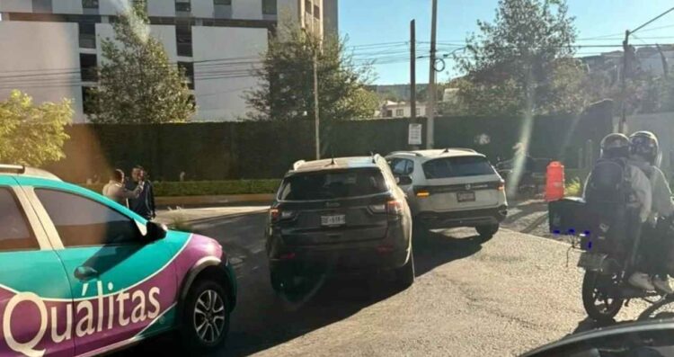 Colisión entre camionetas causa congestionamiento en la Avenida Morones Prieto de Santa Catarina, NL