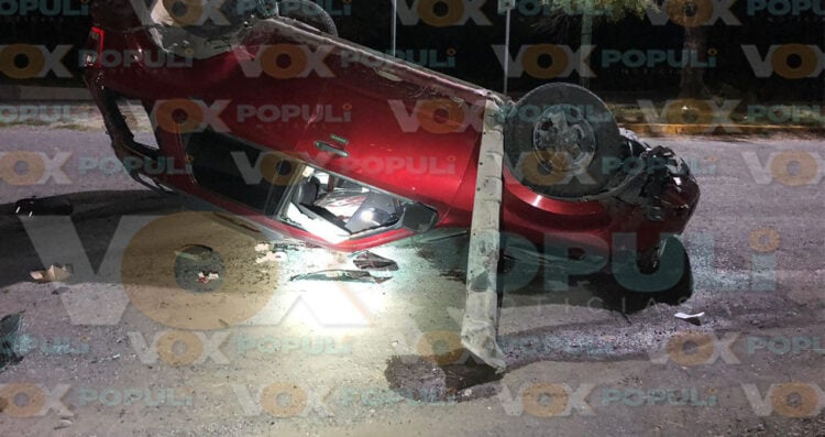 Conductor choca contra jardinera, vuelca y resulta herido en Ciudad Victoria, Tamaulipas