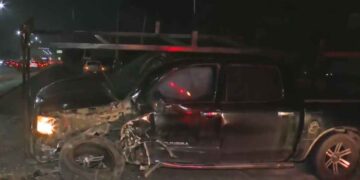 Conductor choca contra señalamiento en Escobedo, Nuevo León; hay un lesionados