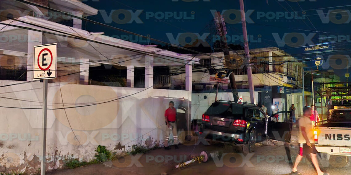 Conductor derriba dos postes y deja sin luz a colonia en Tampico