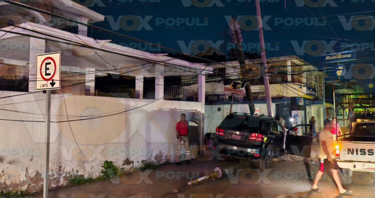 Conductor derriba dos postes y deja sin luz a colonia en Tampico, Tamaulipas