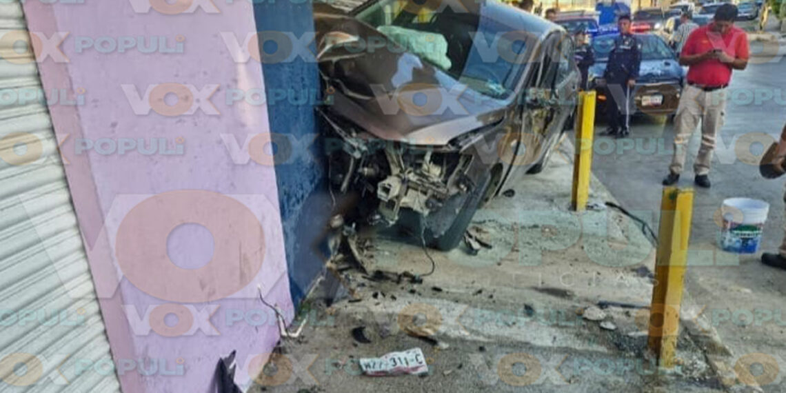 Conductor pierde el control y se impacta contra negocio en Tampico, Tamaulipas