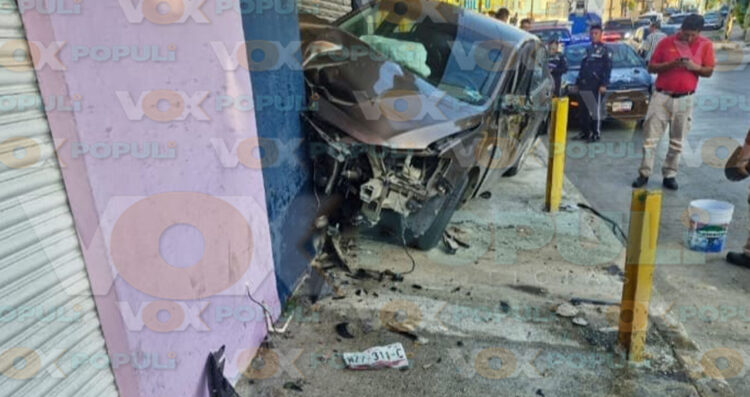 Conductor pierde el control y se impacta contra negocio en Tampico, Tamaulipas
