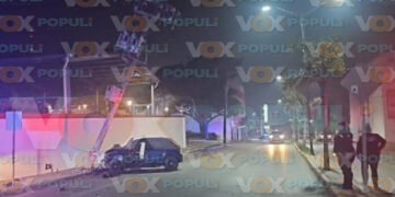 Conductor se estrella contra poste de la CFE en Tampico, Tamaulipas