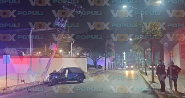 Conductor se estrella contra poste de la CFE en Tampico, Tamaulipas