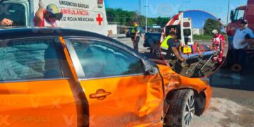 Conductora embiste a motociclista en Victoria