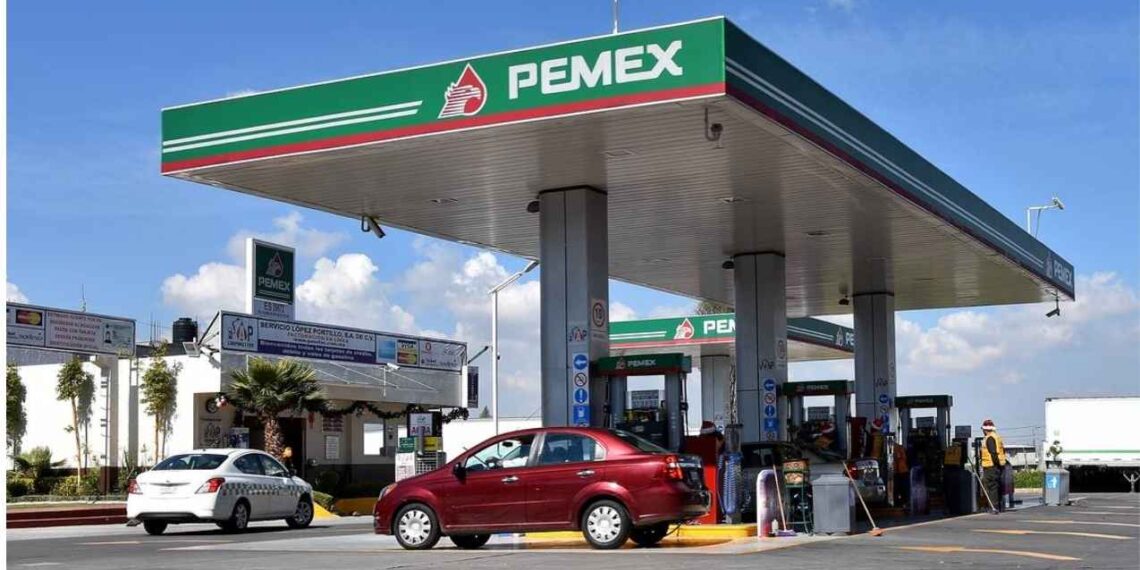 Diputado del PVEM propone prohibir el cobro por usar baños en gasolineras en México