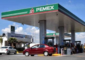 Diputado del PVEM propone prohibir el cobro por usar baños en gasolineras en México