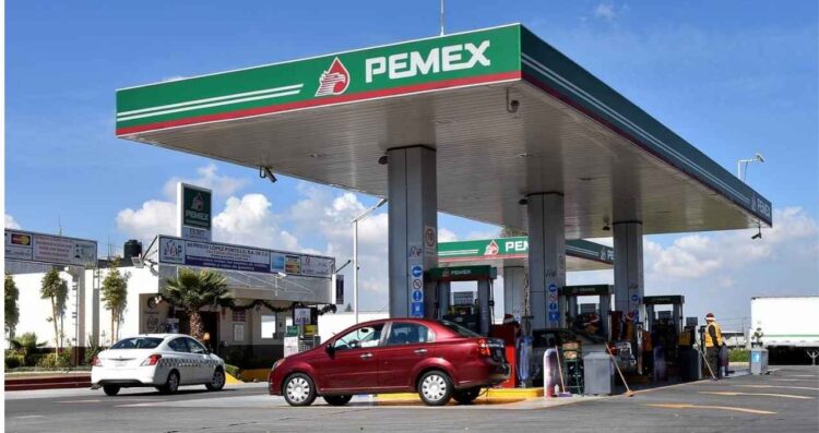 Diputado del PVEM propone prohibir el cobro por usar baños en gasolineras en México