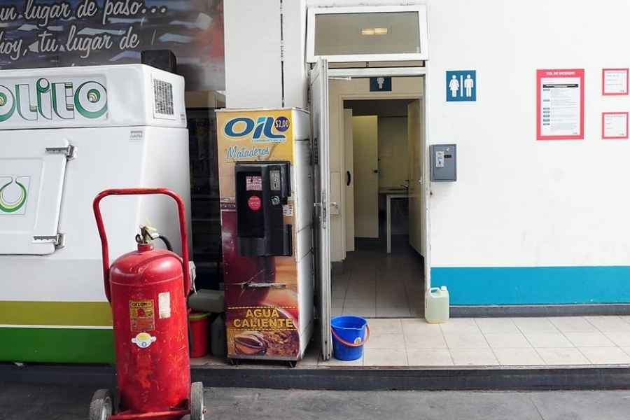 Diputado del PVEM propone prohibir el cobro por usar baños en gasolineras en México