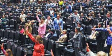 Diputados aprueban reformas clave en servicios migratorios, financieros y culturales para 2026