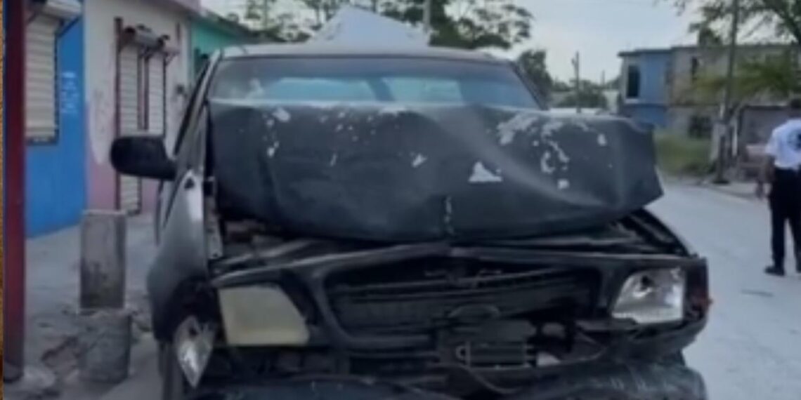 Ebrio choca en su camioneta contra microbús en Matamoros