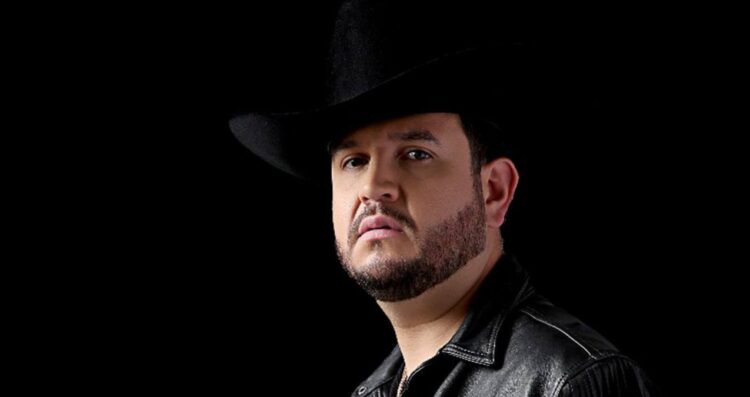 Edén Muñoz enfrenta multa millonaria tras cantar corrido prohibido en Querétaro