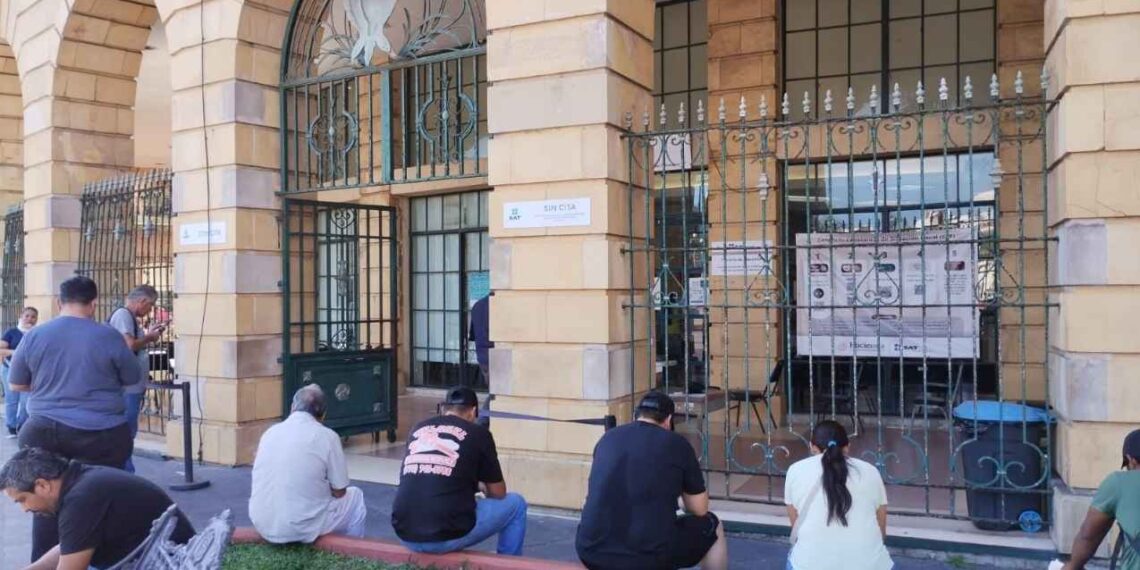 Empleados del SAT en Tampico se suman al paro nacional de brazos caídos.