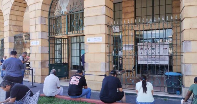 Empleados del SAT en Tampico se suman al paro nacional de brazos caídos.