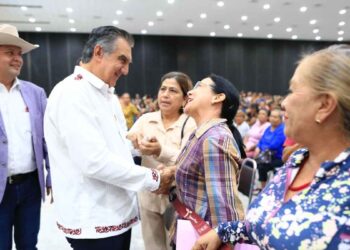 Entrega Américo tarjetas