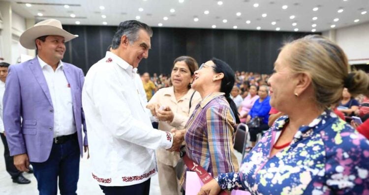 Entrega Américo tarjetas